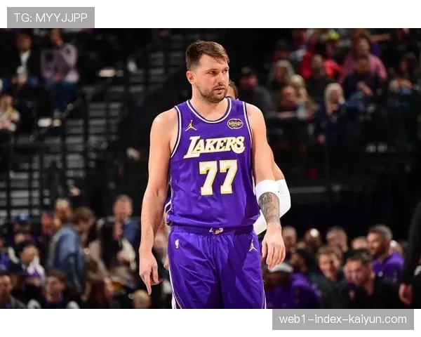 东契奇33.5分领跑得分榜 独行侠核心持球进攻效率持续攀升 东契奇33.5分领跑得分榜 独行侠核心持球进攻效率持续攀升